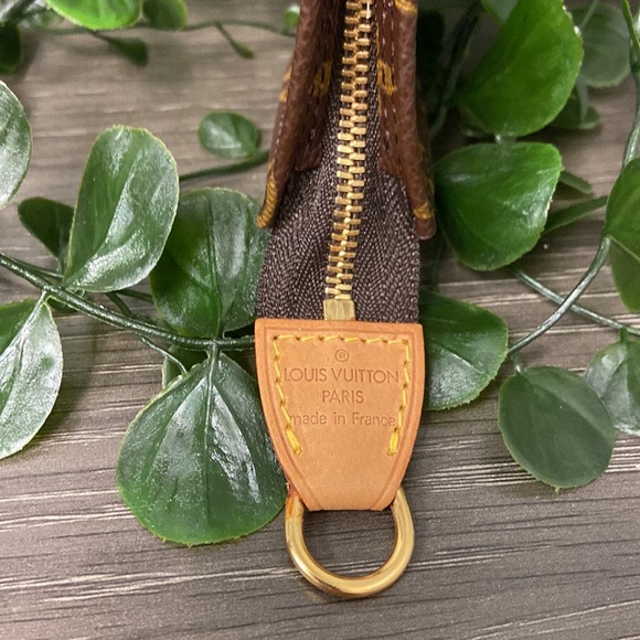 Authenic Louis Vuitton Monogram Pochette - Picture 7 of 16